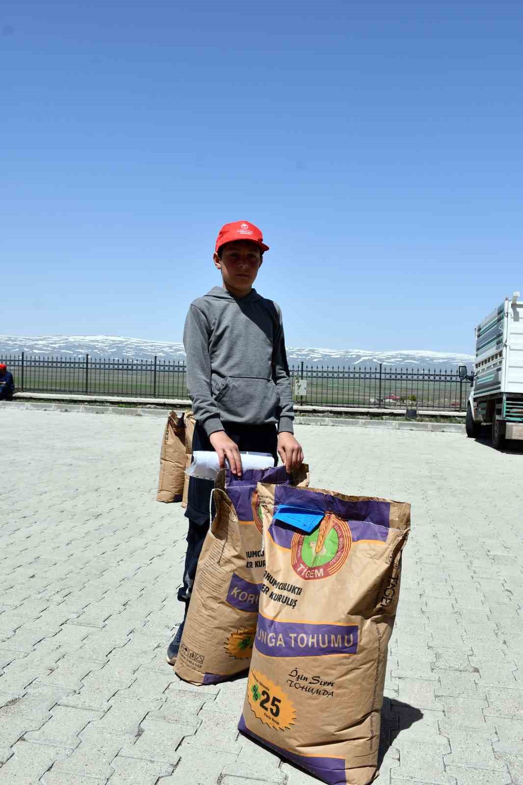 Ardahan’da 210 çiftçiye 45 ton korunga tohumu dağıtıldı
