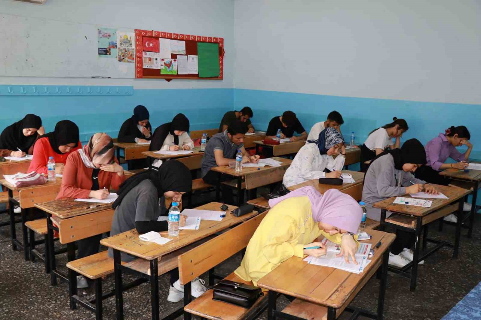 YKS’ye hazırlanan öğrenciler Canpolat’a teşekkür etti