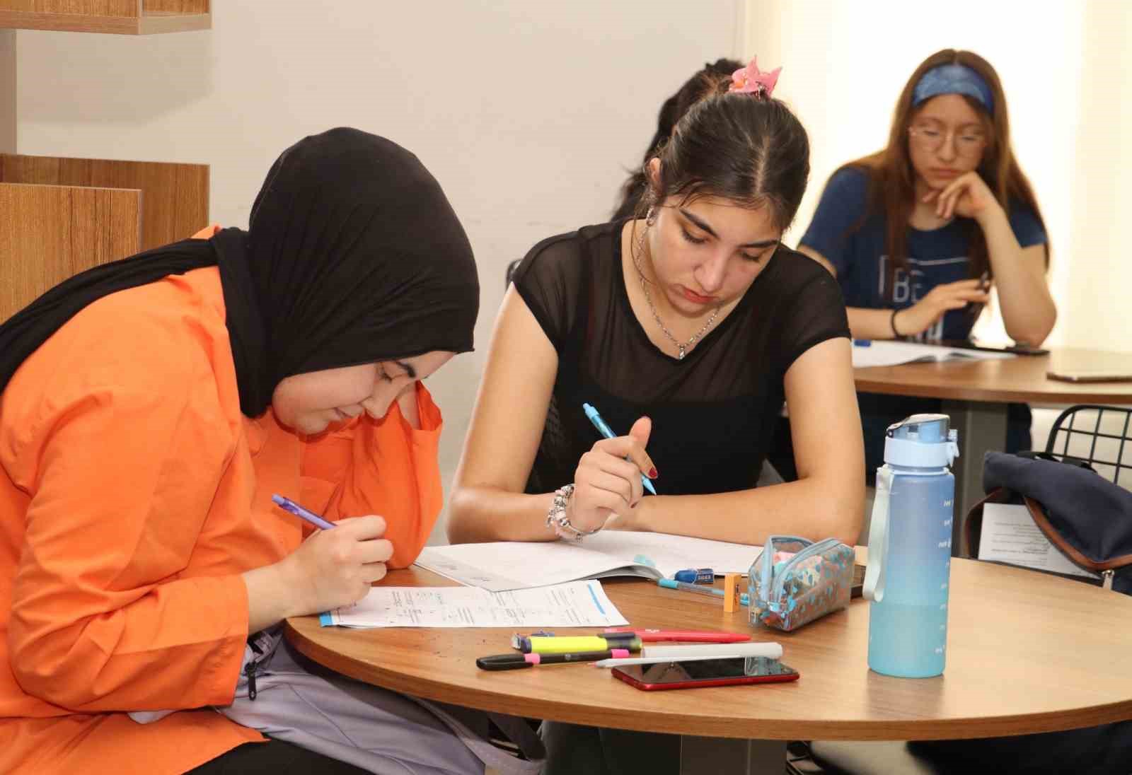 Toroslar’da sınava hazırlanan öğrencilere etüt desteği
