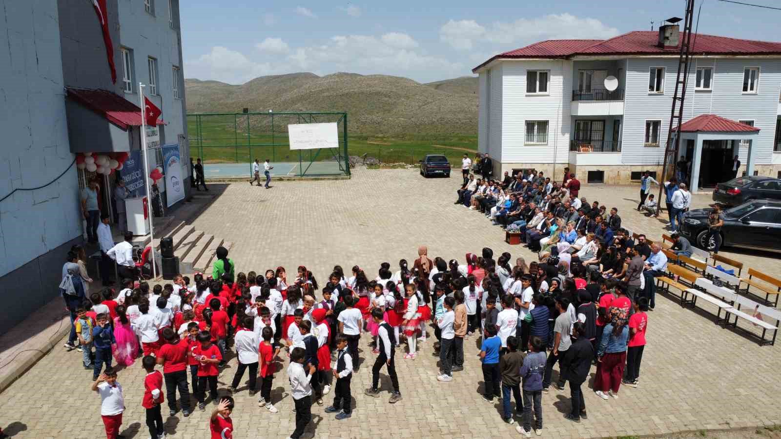 Binlerce kilometre uzaktan gelip köy okulunun tadilatını yaptılar
