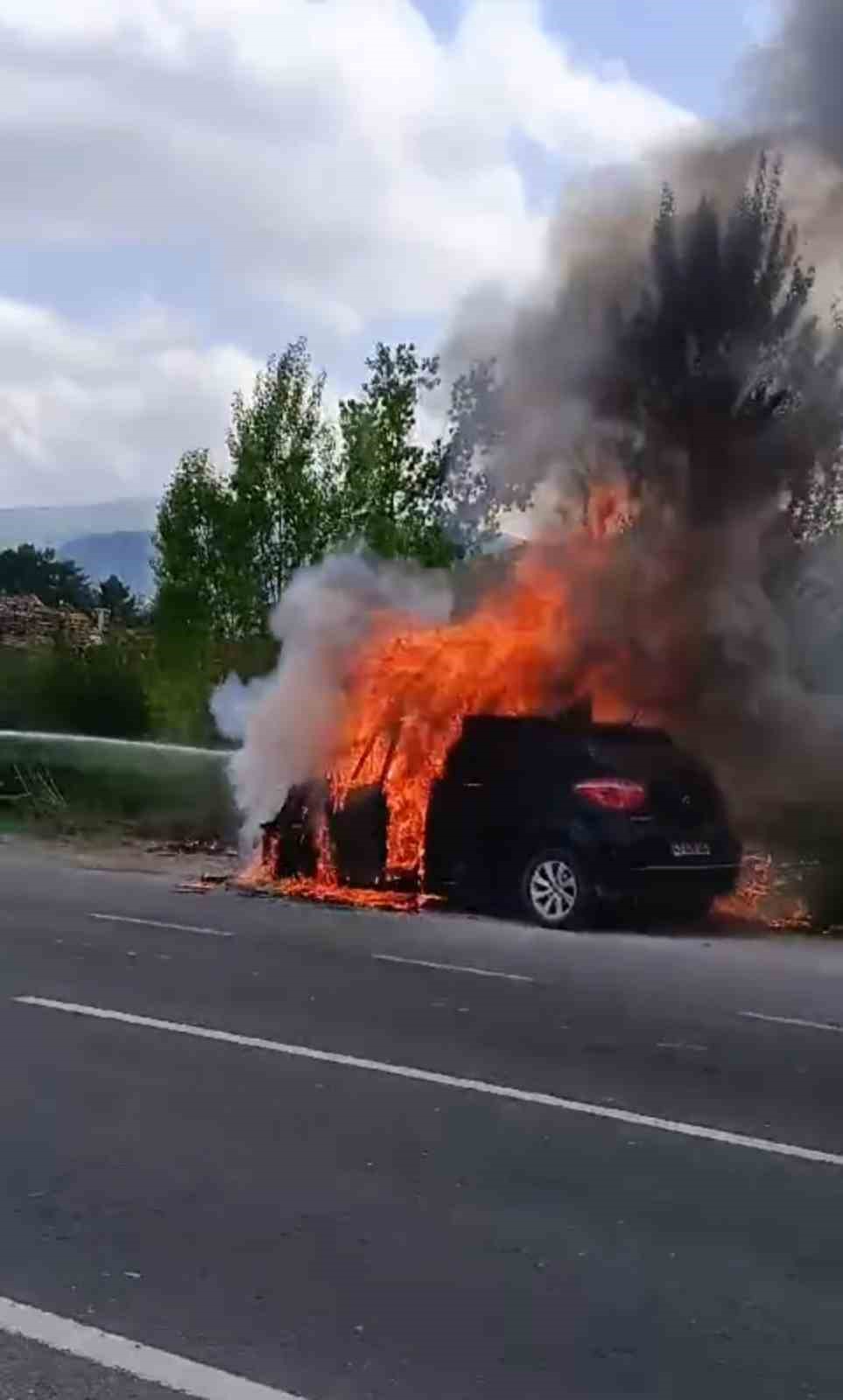 K&uuml;tahya&rsquo;da seyir halindeki otomobil alev alev yandı
