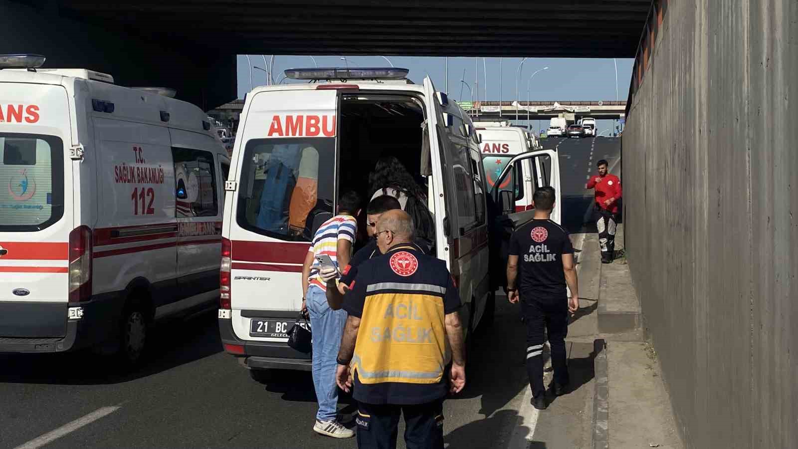 Diyarbakır’da minibüs ile otomobil çarpıştı: 7 yaralı
