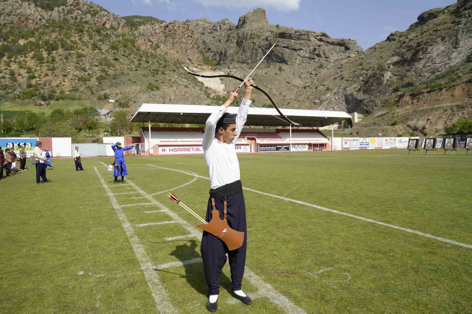 Geleneksel T&uuml;rk Ok&ccedil;uluğu sporcuları, geleneksel kıyafetleriyle G&uuml;m&uuml;şhane&rsquo;de yarıştı
