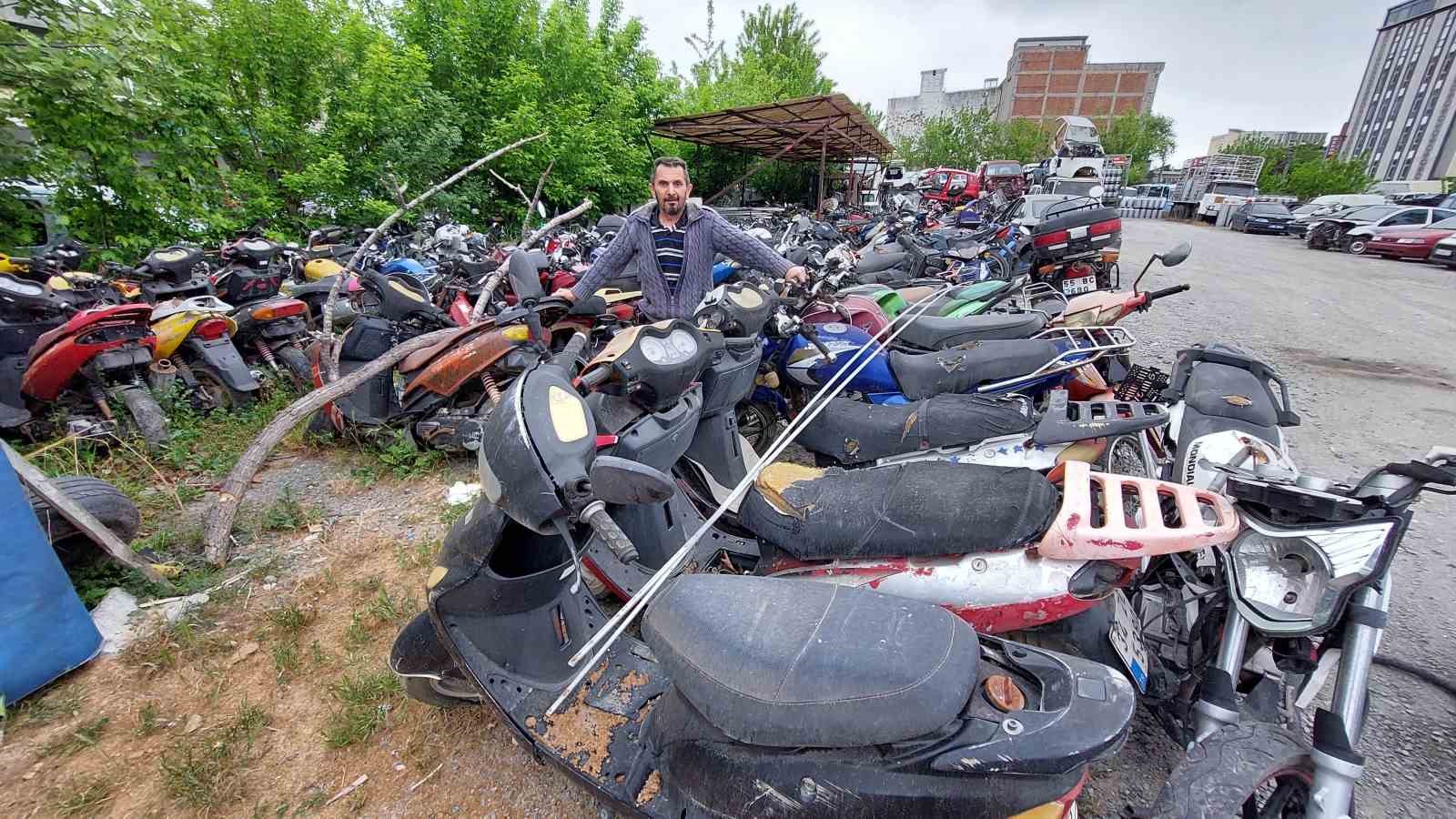 Yediemin otoparkları yıllardır alınmayan motosikletler nedeniyle motosiklet mezarlığına döndü
