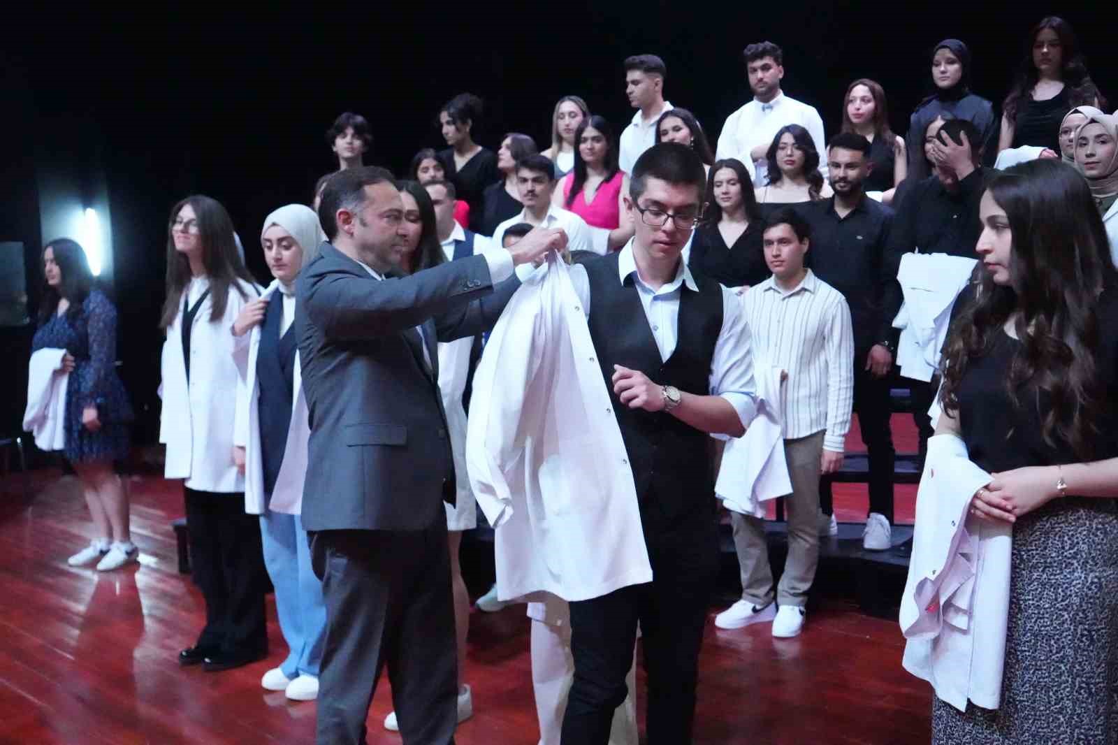 Niğde Ömer Halisdemir Üniversitesi’nde 225 tıp öğrencisi beyaz önlük giydi

