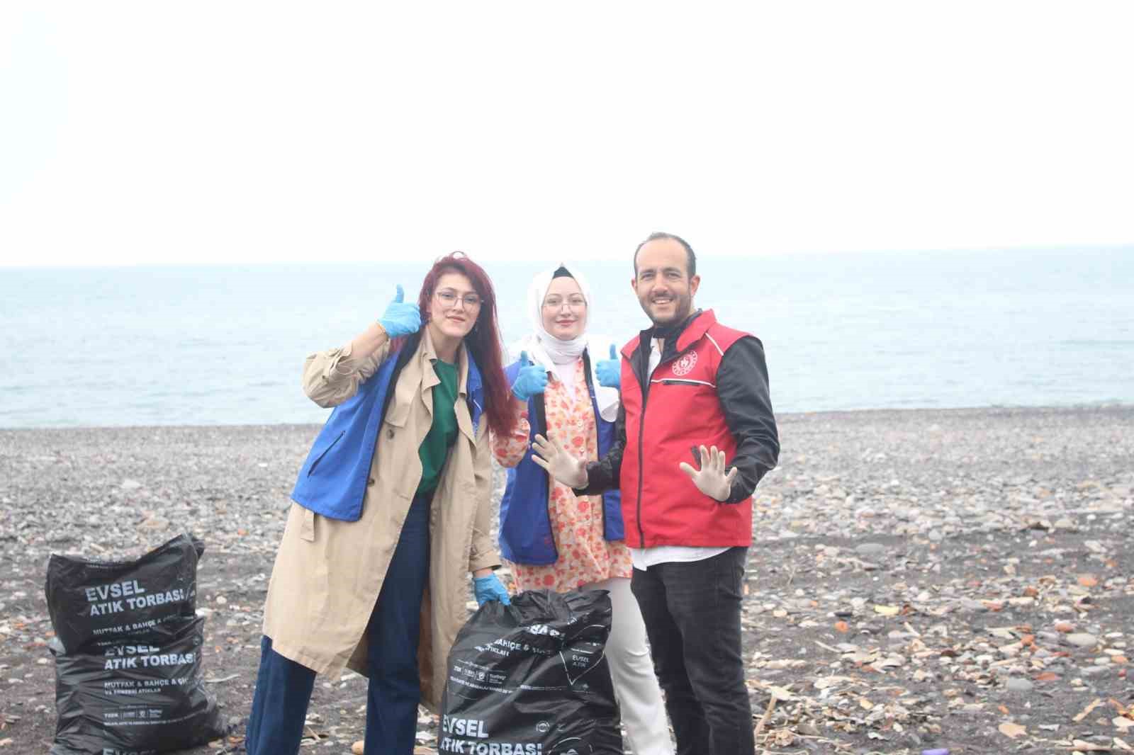 ZBEÜ öğrencileri sahilde çöp topladı
