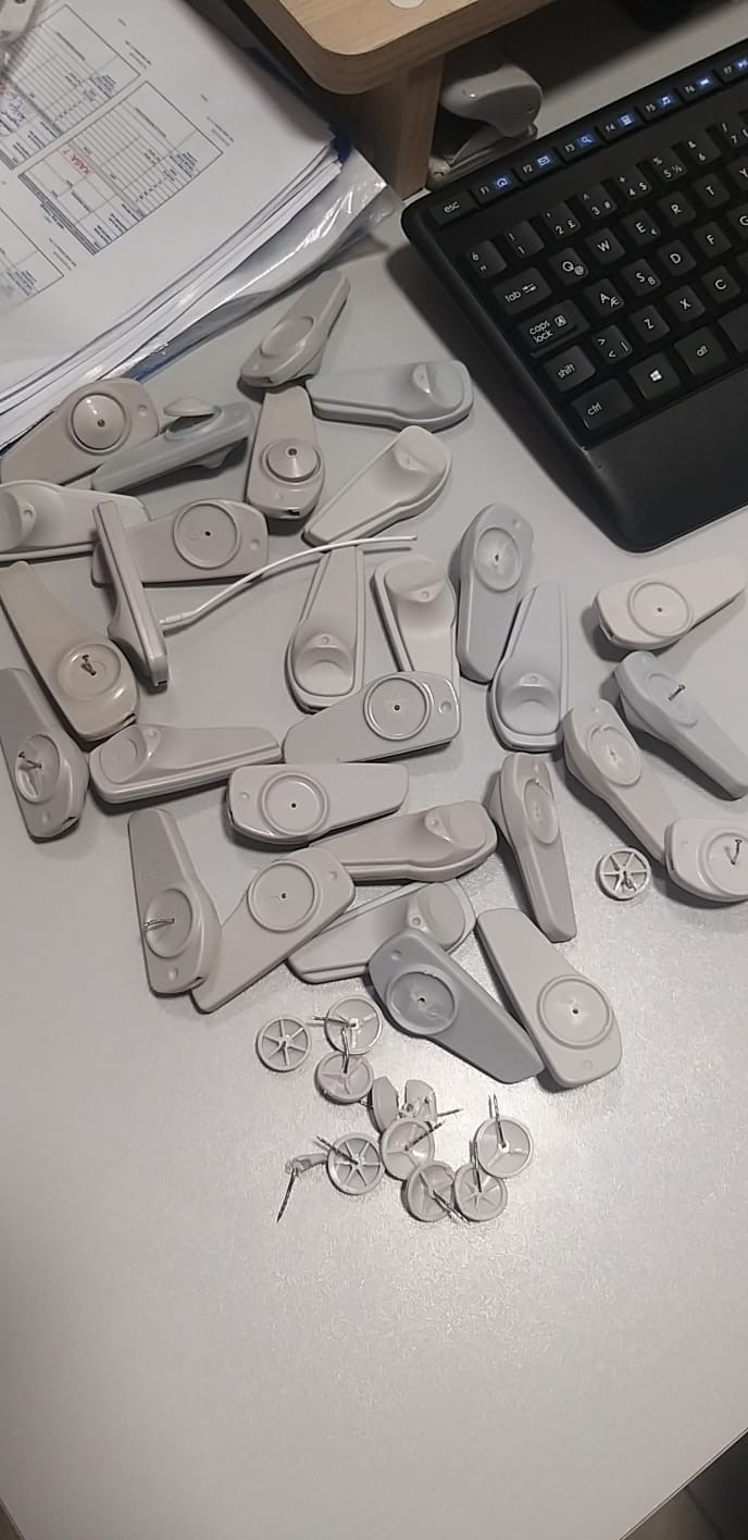 Hırsızı &ccedil;aldığı &uuml;r&uuml;nlerin alarmları ele verdi 