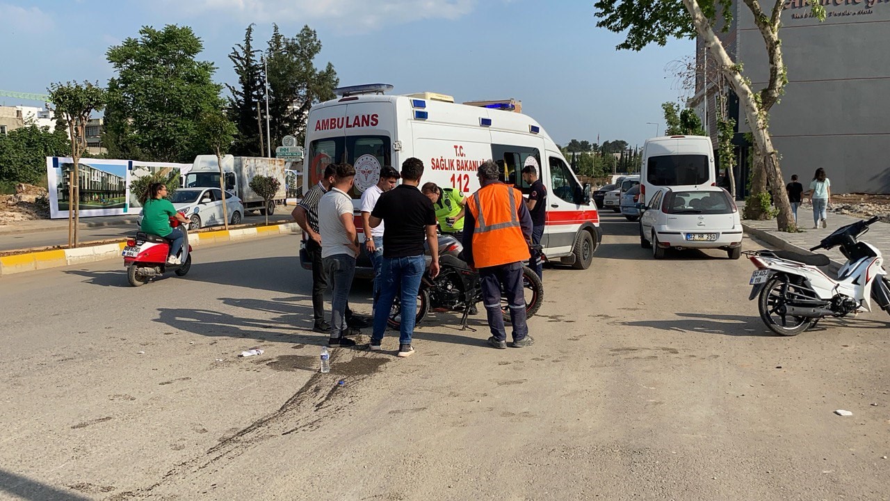 Adıyaman’da motosiklet hafif ticari araçla çarpıştı: 2 yaralı
