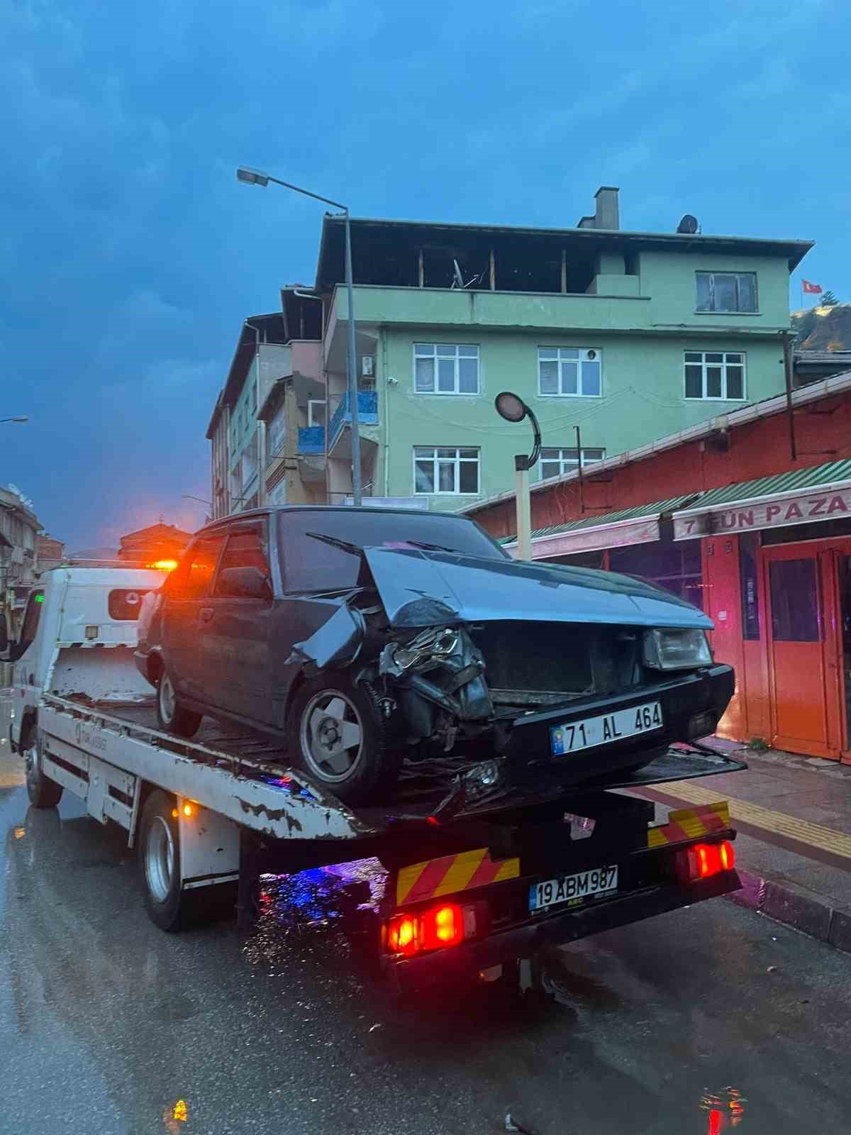 Kontrolden &ccedil;ıkan otomobil ağaca &ccedil;arptı, s&uuml;r&uuml;c&uuml; kayıplara karıştı
