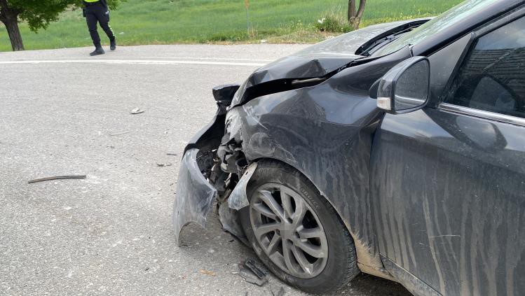 Konya’da otomobil ’U’ dönüşü yapan tıra çarptı: 1 yaralı
