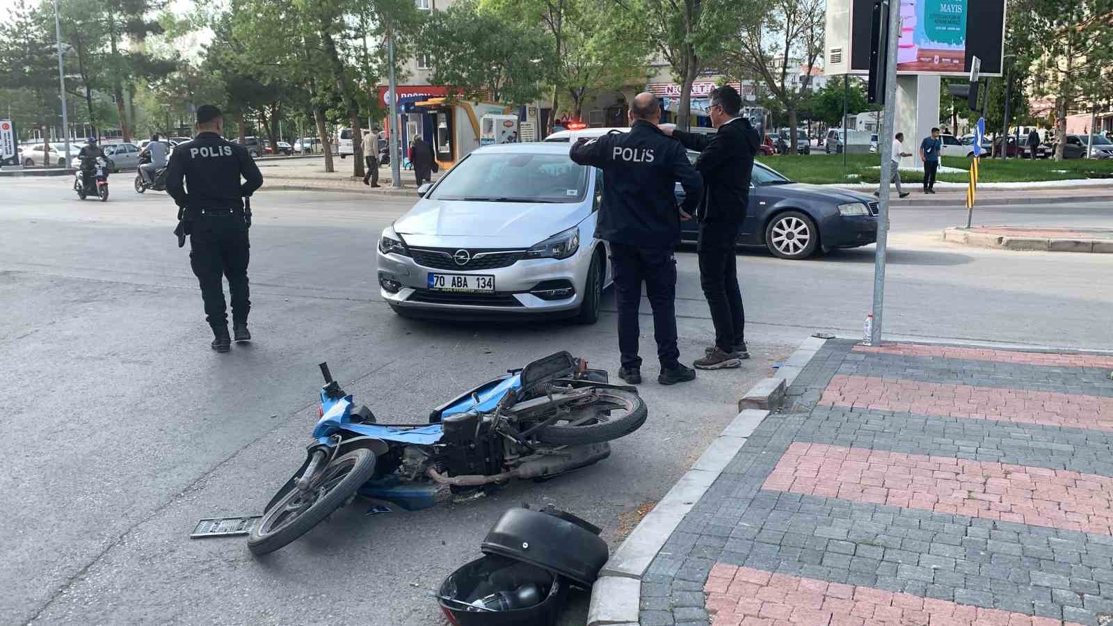 Motosiklet sürücüsünün yaralandığı kaza kamerada
