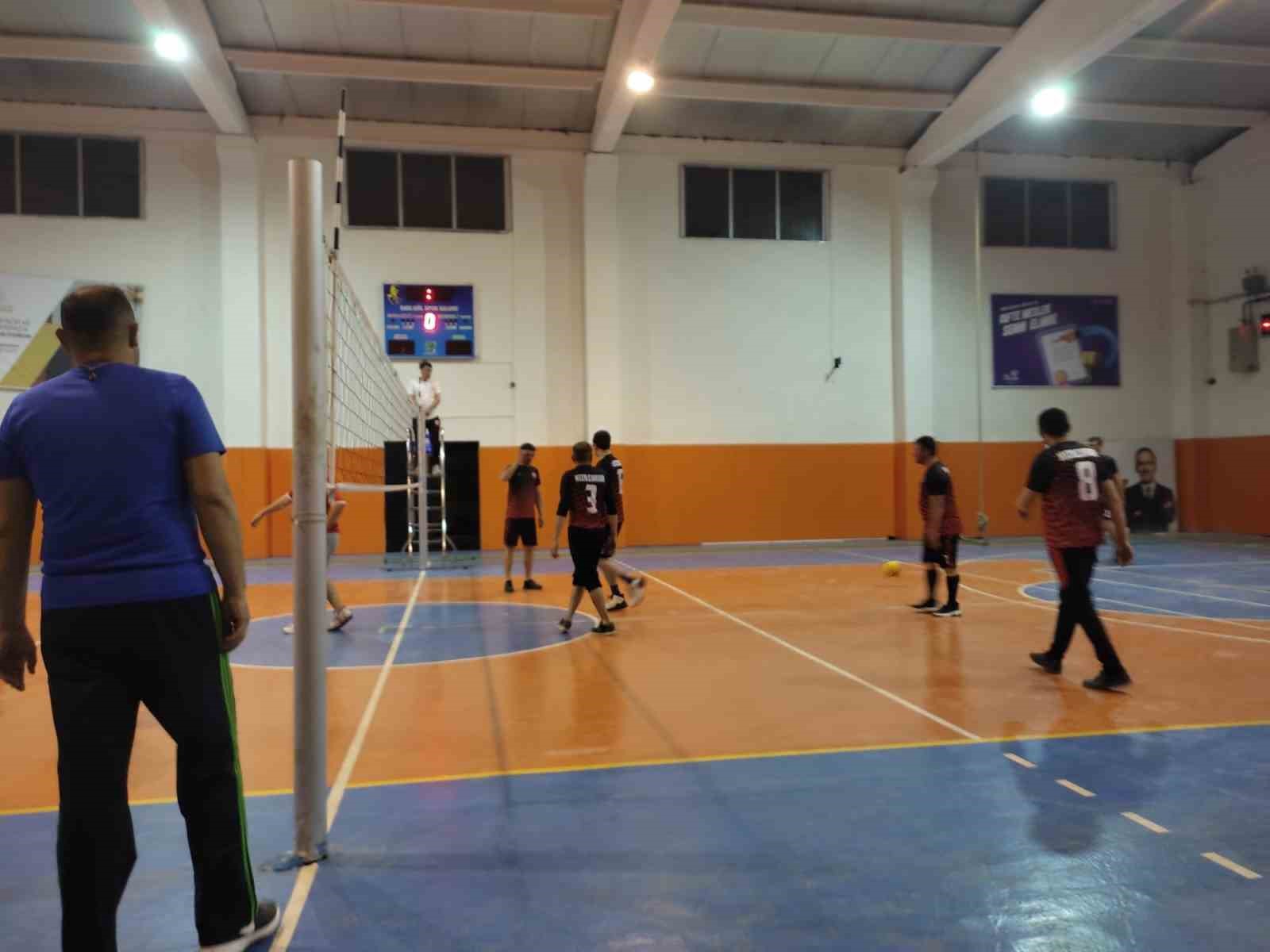 Sarıg&ouml;l&rsquo;de kaymakamlık kupası voleybol turnuvası başladı
