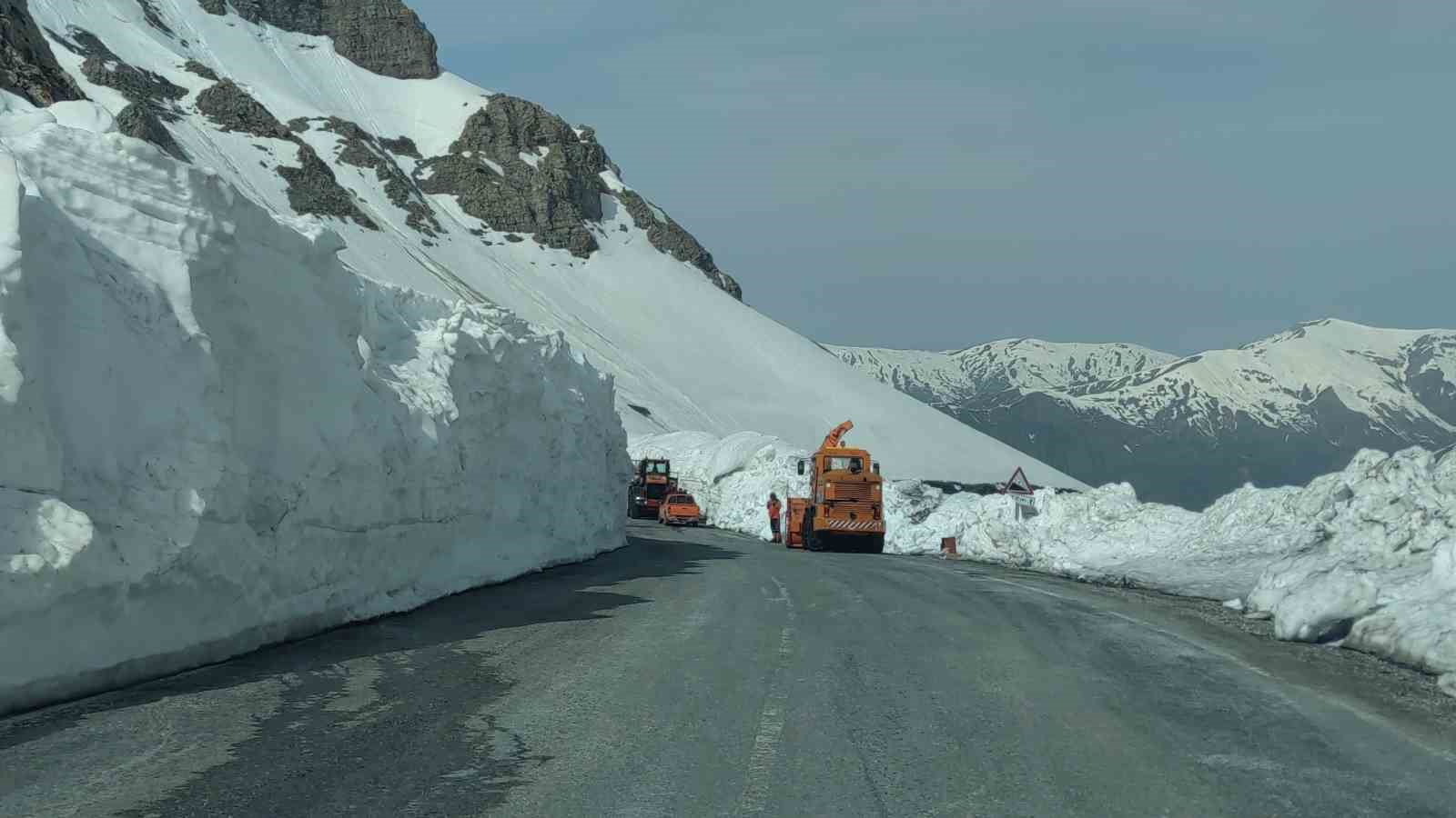 Van-Bah&ccedil;esaray karayolu 130 g&uuml;nd&uuml;r kapalı
