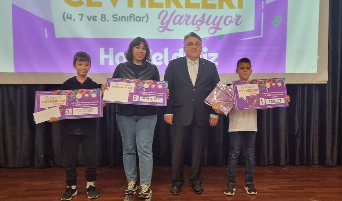 Rekt&ouml;r &Ouml;z&ouml;l&ccedil;er &ldquo;Matematik Cevherleri&rdquo;ne &ouml;d&uuml;llerini takdim etti
