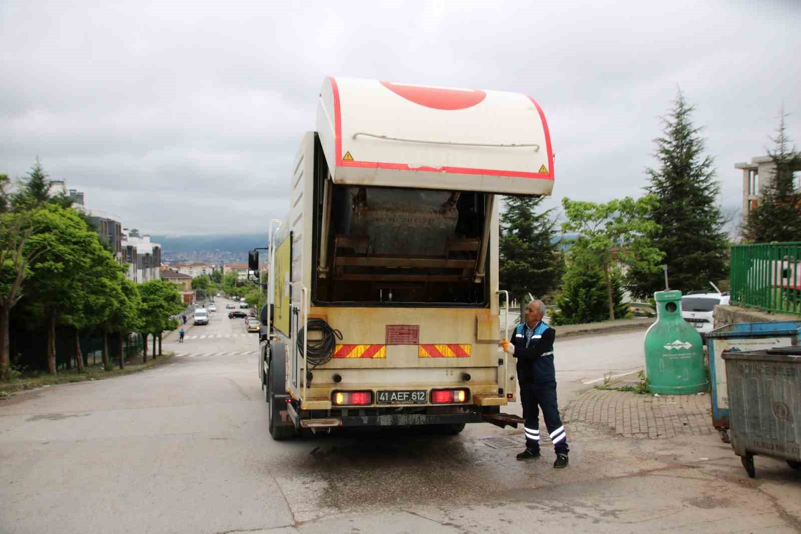 Derince’de çöp konteynerleri dezenfekte ediliyor
