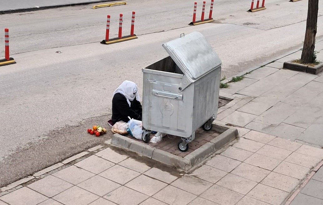 Bilecik’te dilenci kadın zabıtadan kurtulmak için sokak ortasına tuvaletini yaptı
