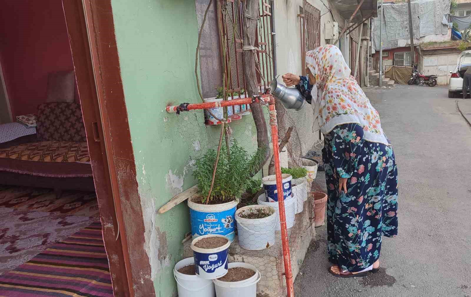 83 yaşındaki Fatma teyze her gün evinin önünü süpürerek örnek oluyor
