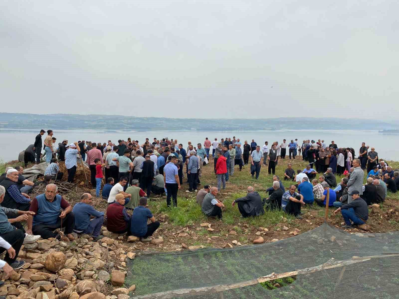 Evladını &ouml;ld&uuml;rmeyen yılan sokması anneyi &ouml;ld&uuml;rd&uuml;
