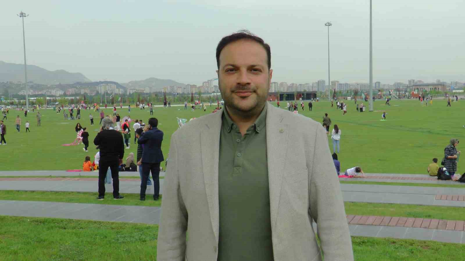 K&uuml;&ccedil;&uuml;k &ouml;ğrenciler yaptıkları u&ccedil;urtmaları g&ouml;ky&uuml;z&uuml; ile buluşturdu
