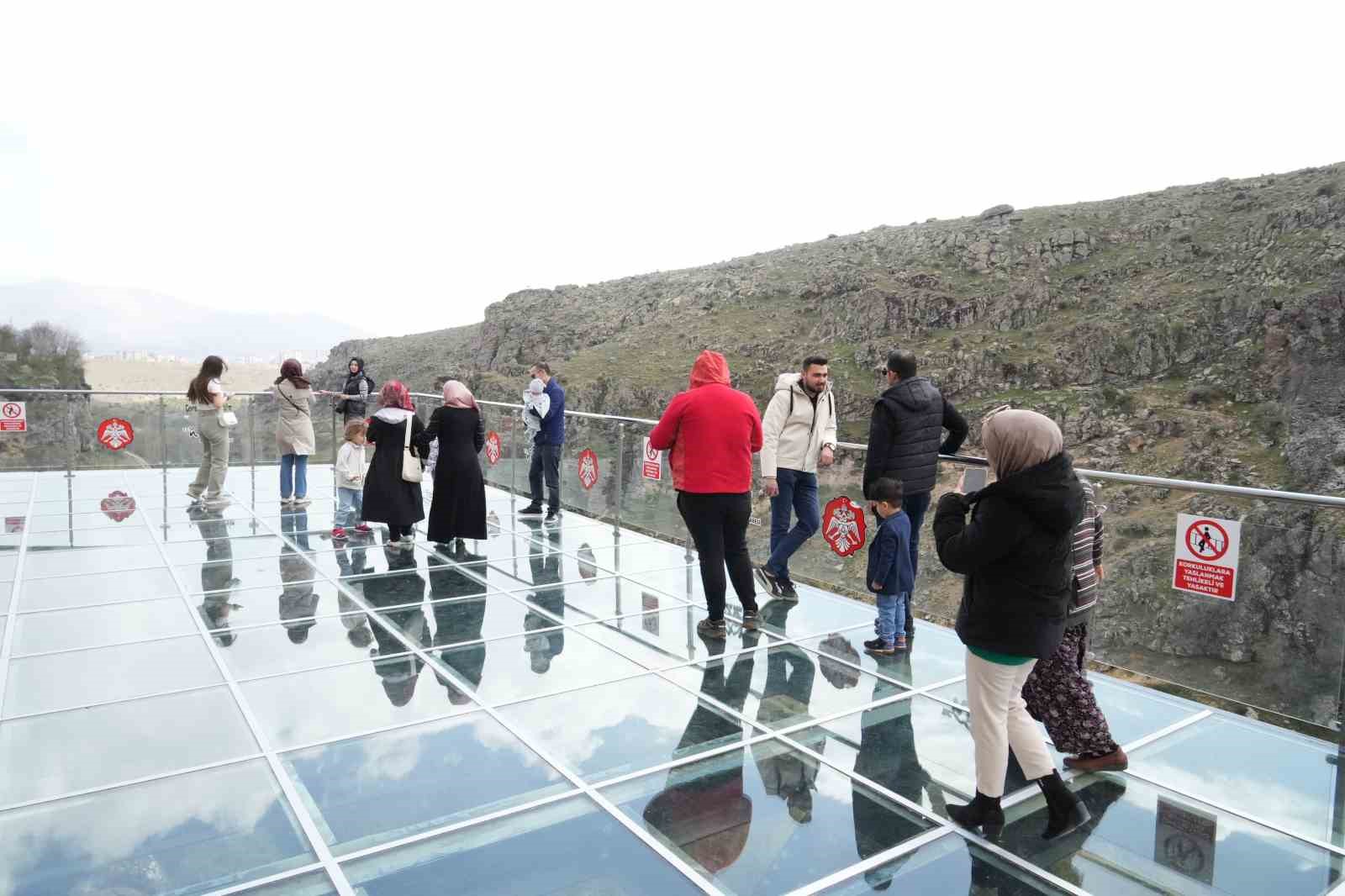 Niğde’nin cam terası manzarasıyla ziyaretçilerin ilgisini çekiyor
