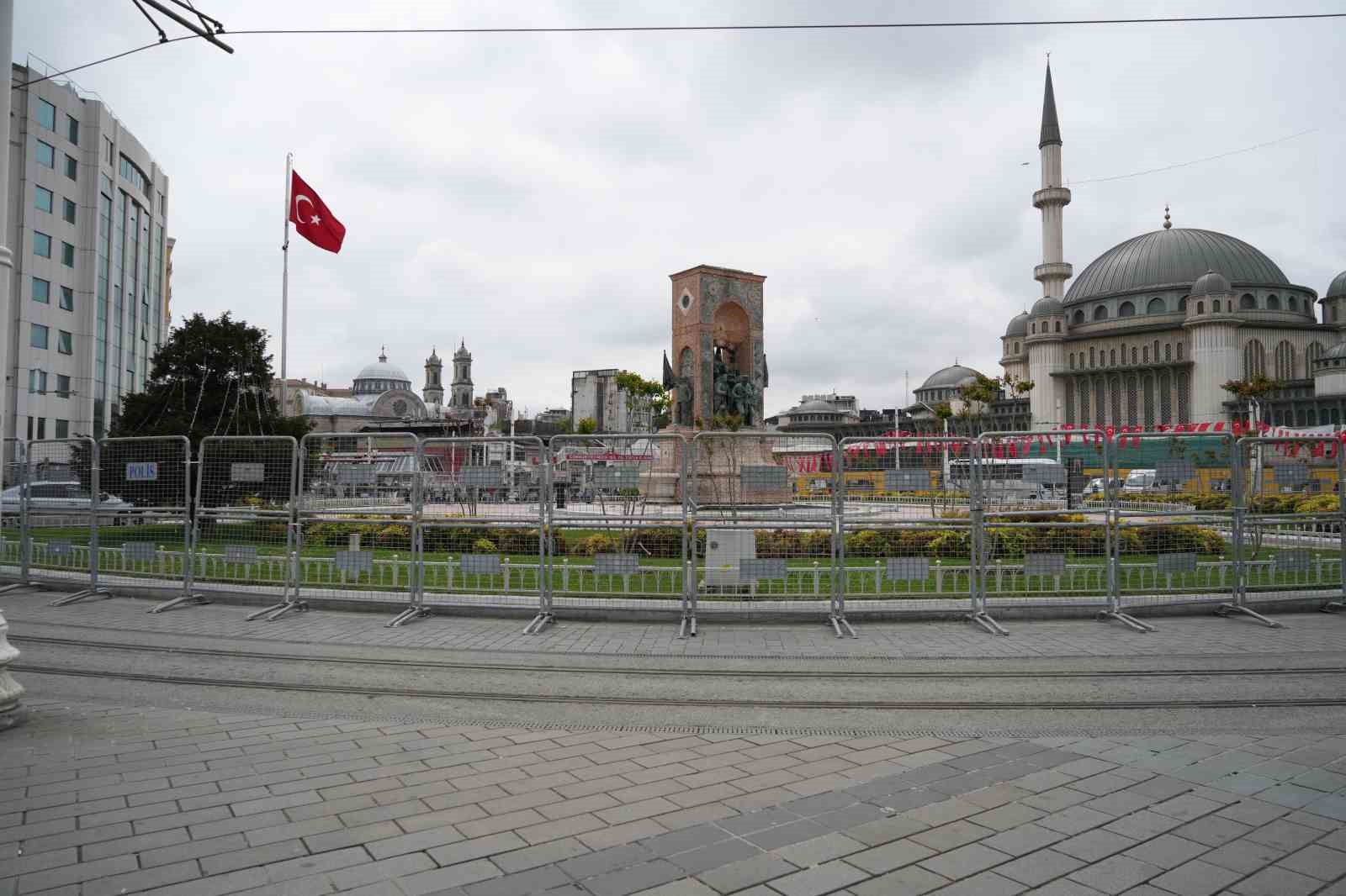 1 Mayıs için demir bariyerlerle kapatılan Taksim Meydanı havadan görüntülendi
