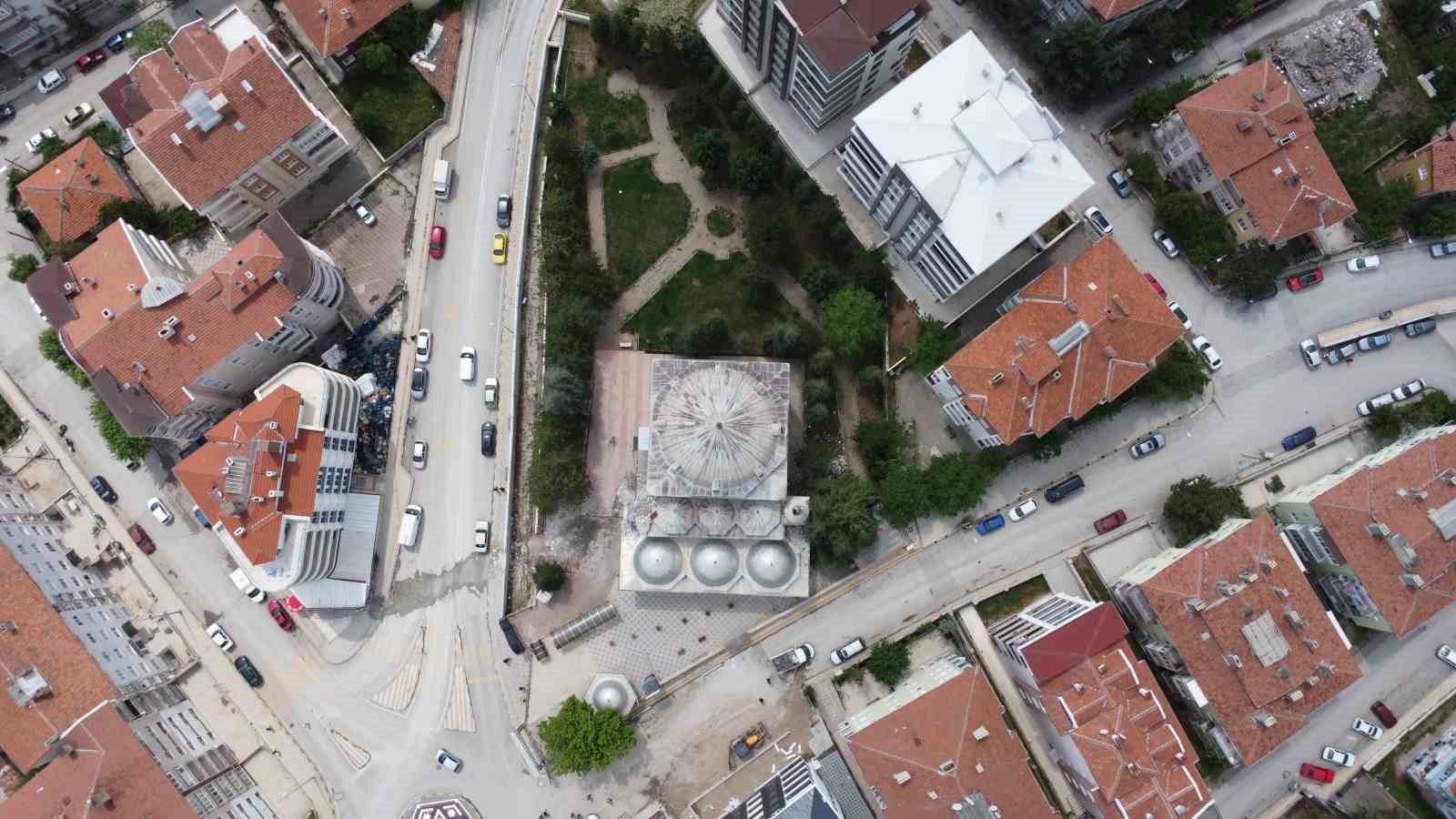 Fırtınada bir minaresi devrilen caminin diğer minaresinin kontrollü yıkımı tamamlandı
