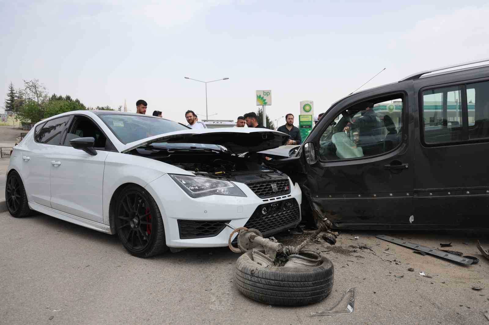 Elazığ’da otomobil ile hafif ticari araç kafa kafaya çarpıştı: 1 yaralı