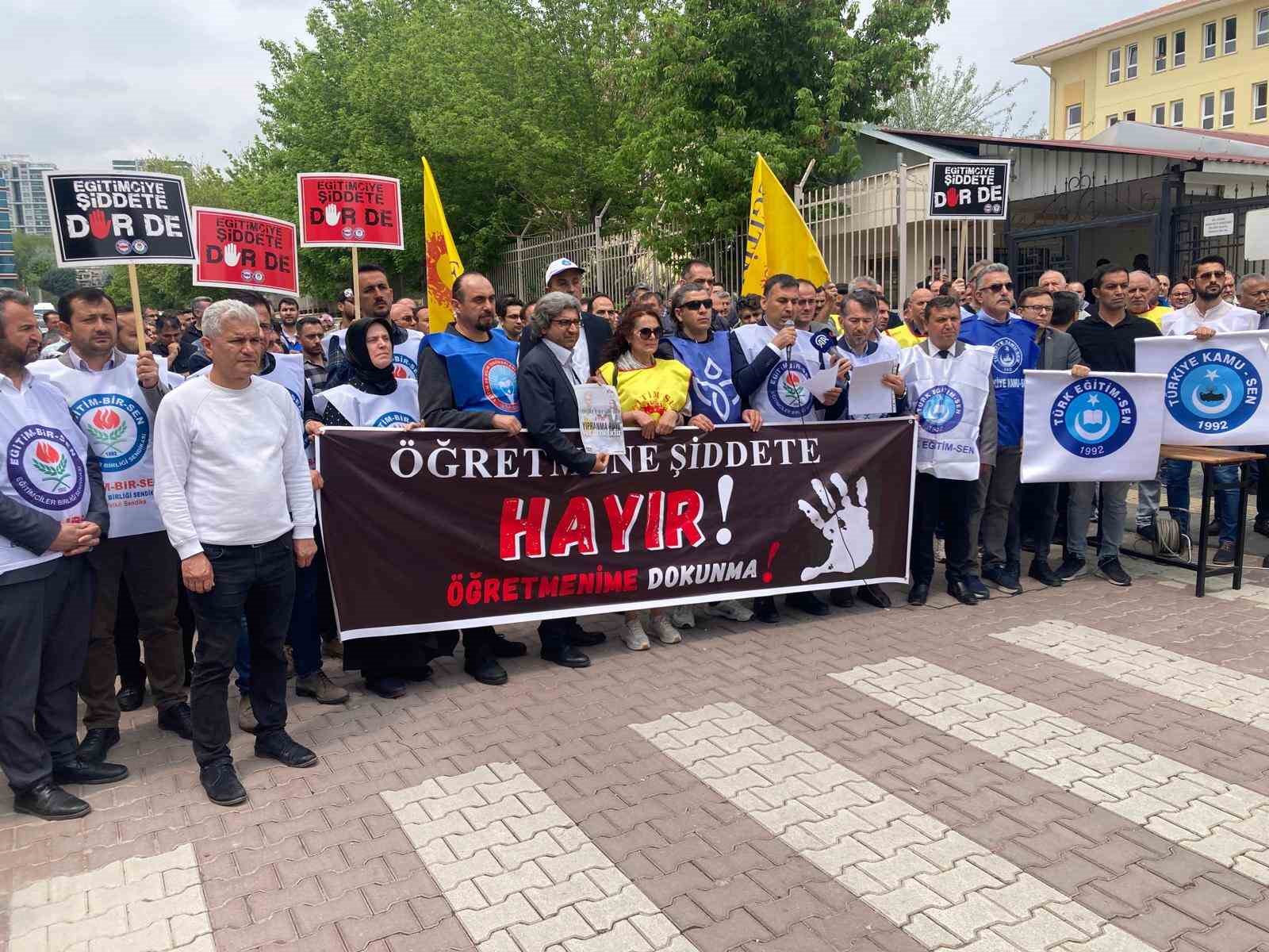 Eğitim-Bir-Sen’den Ankara’da öğrencisi tarafından bıçaklanan öğretmen için basın açıklaması
