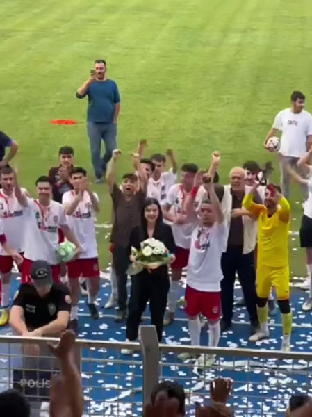 Osmaniye&rsquo;de yeşil sahada evlilik teklifi
