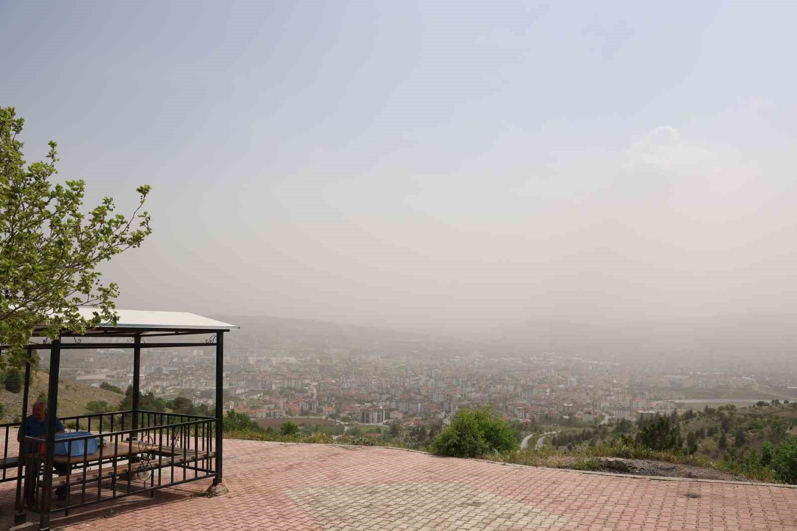 Elazığ’da toz taşınımı etkili oldu