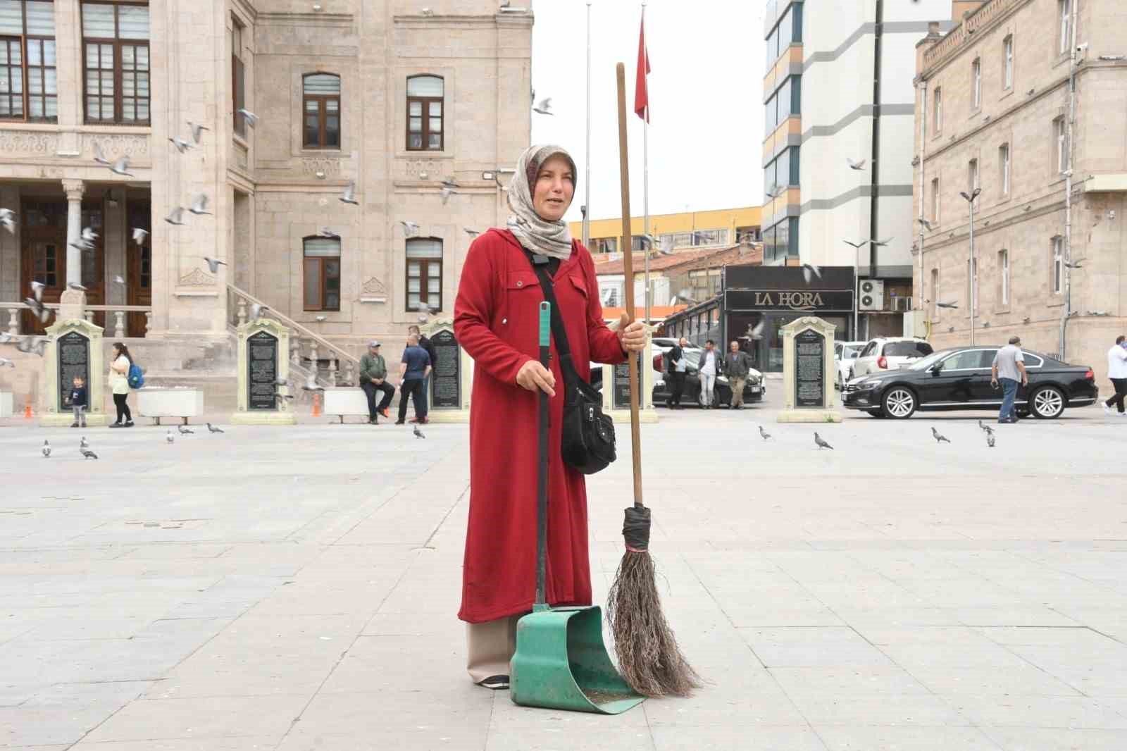 Belediye işçilerinin yerine süpürgelerle temizlik yaptılar
