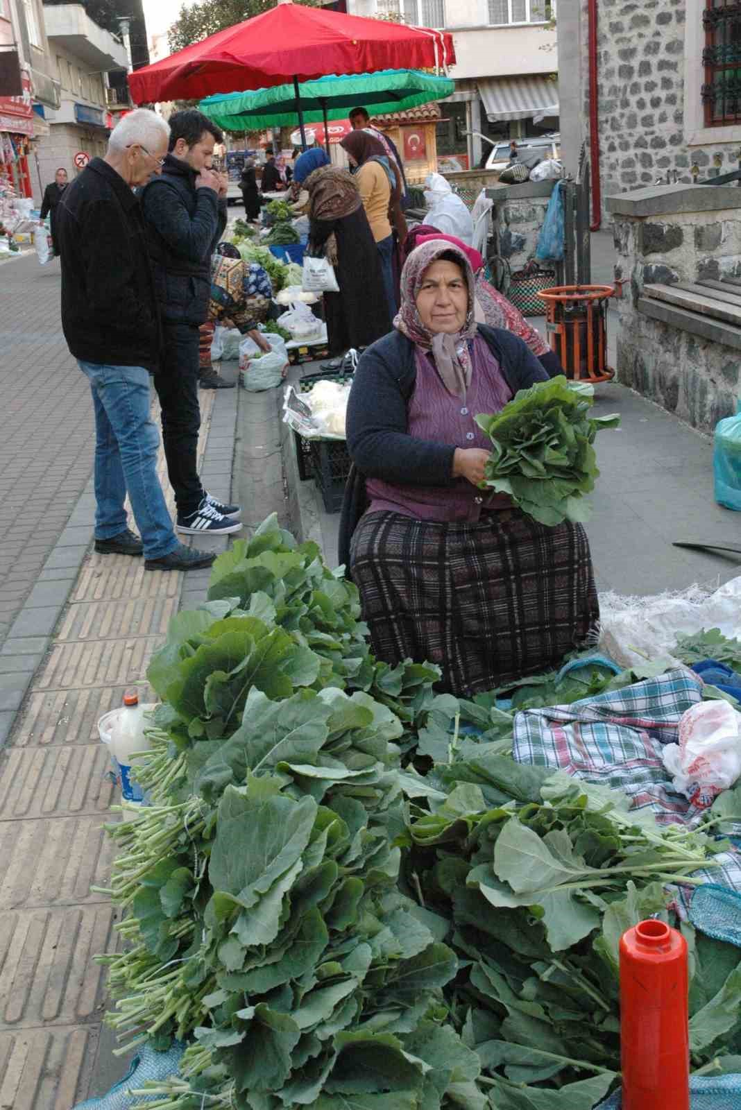 Kadınlar baharla birlikte pazarda doğal ürünleri satıyor
