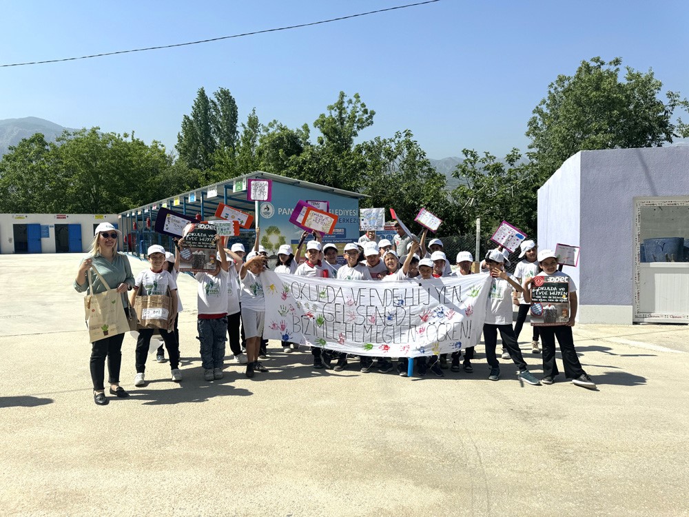 Pamukkale Belediyesi Atık Getirme Merkezi miniklere geri d&ouml;n&uuml;ş&uuml;m&uuml; &ouml;ğretti
