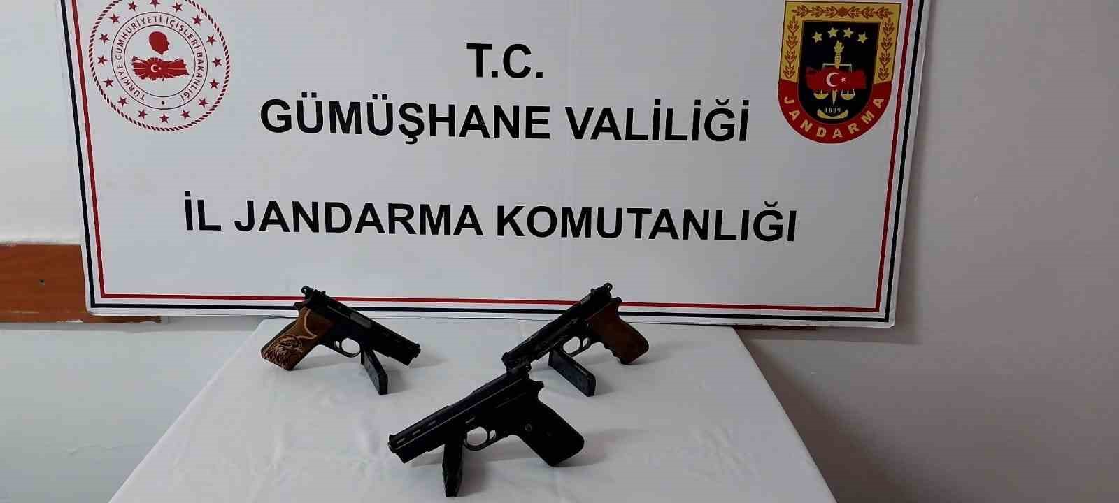 G&uuml;m&uuml;şhane&rsquo;de ka&ccedil;ak silah operasyonunda 4 tabanca ve 1 av t&uuml;feği ele ge&ccedil;irildi
