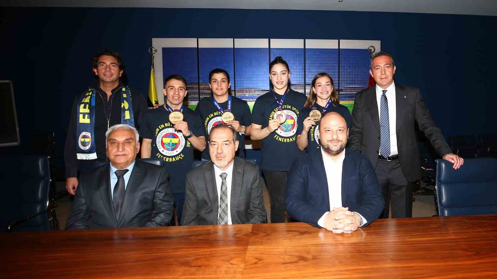 Fenerbahçe Başkanı Ali Koç, şampiyon boksörlerle bir araya geldi
