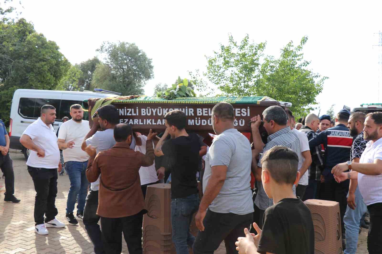 Cinayete kurban giden kızının ardından &rsquo;&Ccedil;ocuklarına sahip &ccedil;ıkacağım&rsquo; diye g&ouml;zyaşı d&ouml;kt&uuml;
