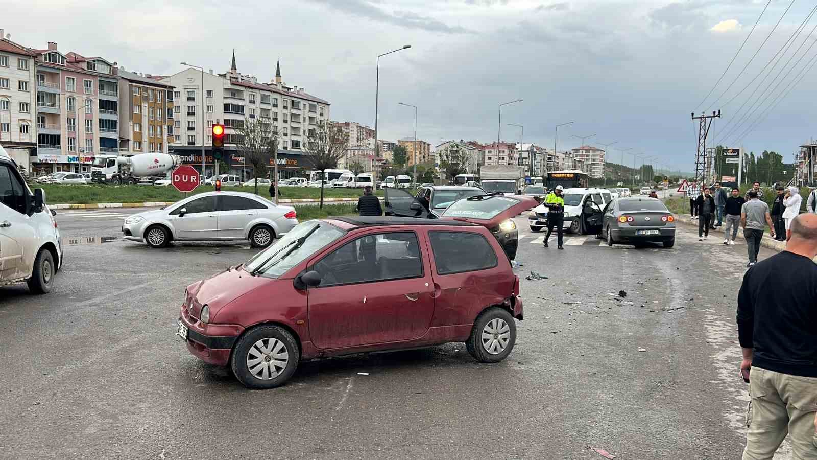 Sivas’ta 3 araç çarpıştı: 3 yaralı
