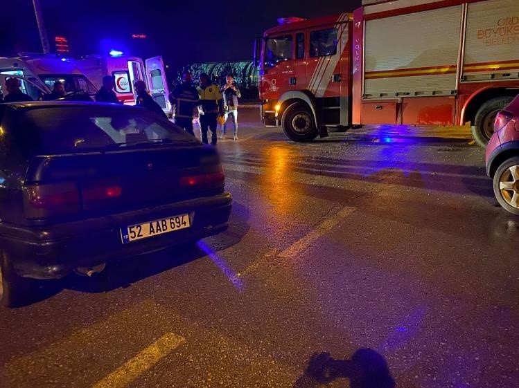 Ordu&rsquo;da 2 otomobilin &ccedil;arpıştığı kazada 1&rsquo;i ağır 5 kişi yaralandı
