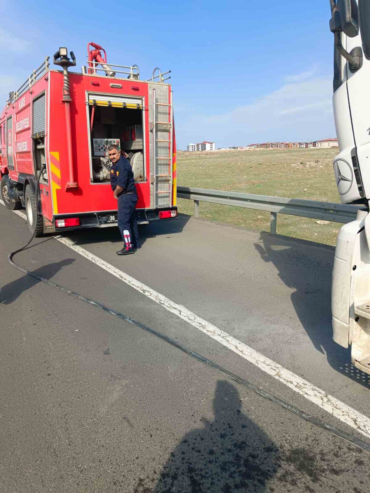 Kars’ta seyir halindeki tır alev aldı