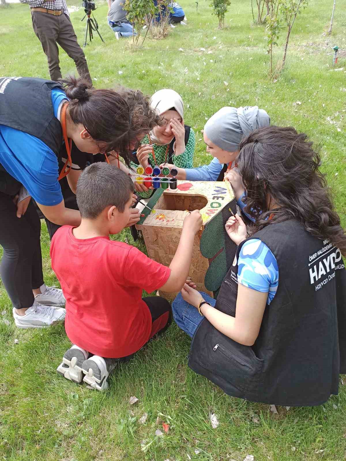 Patili dostların kulübelerini süslediler
