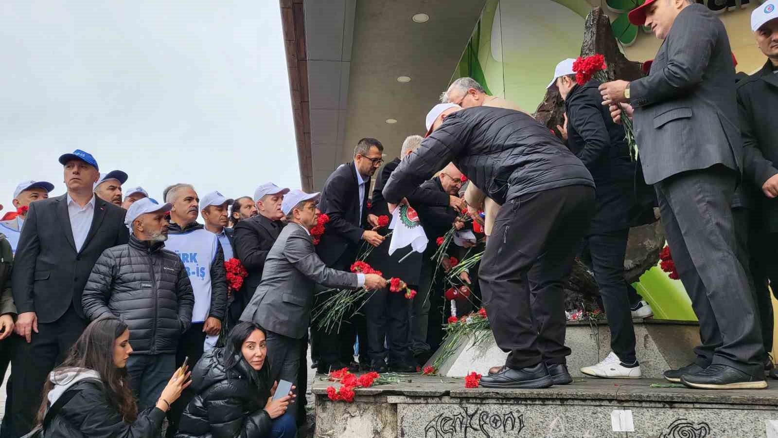 T&Uuml;RK-İŞ Kazancı Yokuşu&rsquo;na karanfil ve Taksim&rsquo;e &ccedil;elenk bıraktı
