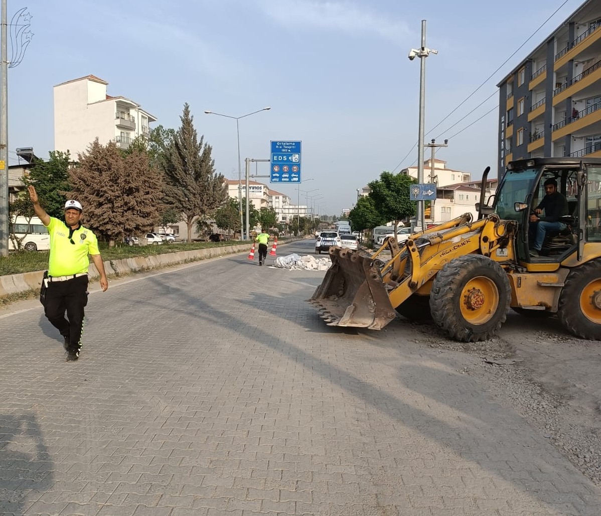 Karayoluna inşaat malzemesi döküldü
