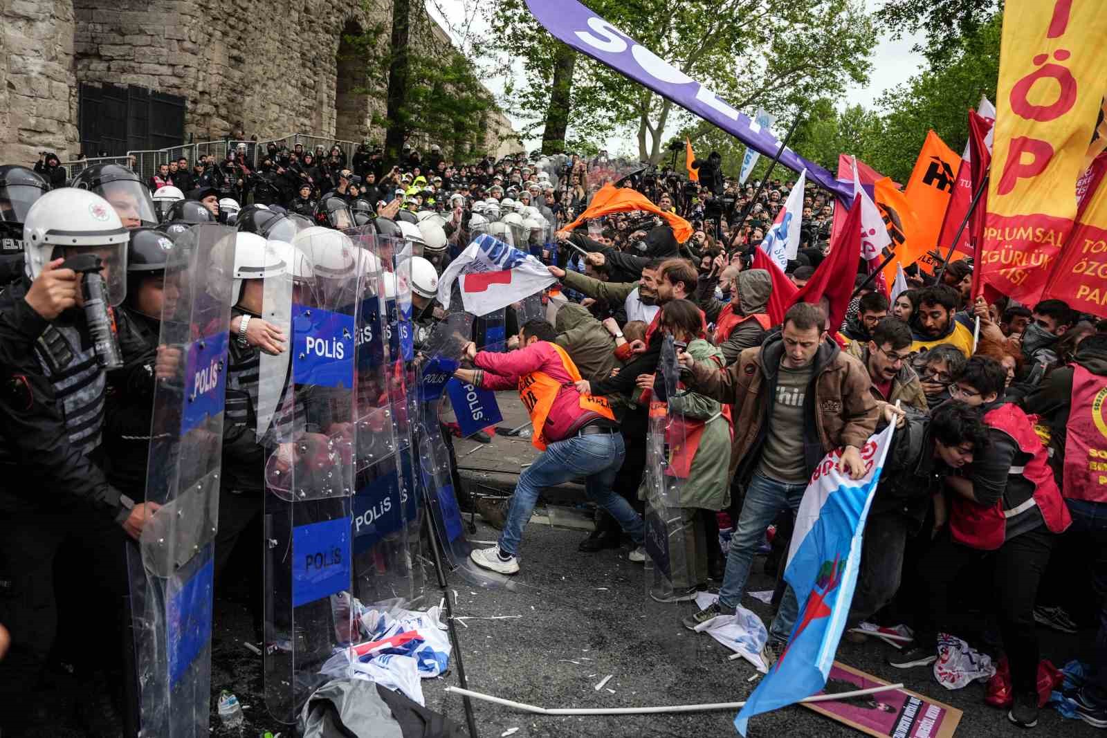 Saraçhane’den Taksim’e yürümeye çalışan gruplara polis müdahalesi
