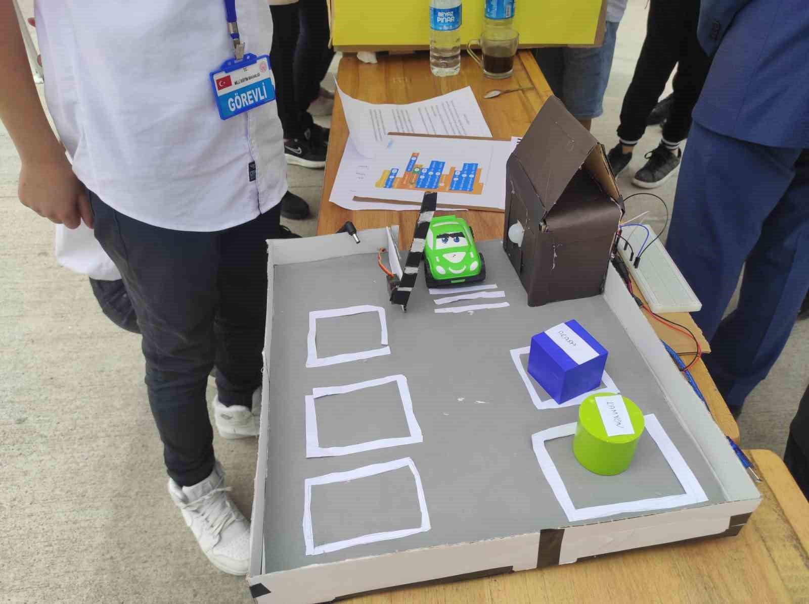 Öğrencilerden yaklaşınca kapağı açılıp kapanan akıllı çöp kutusu
