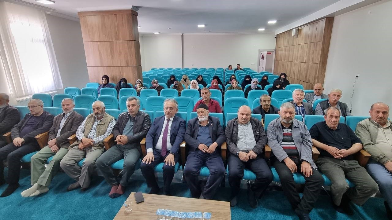 Kutsal topraklara gidecek olan hacı adayları için seminer düzenlendi
