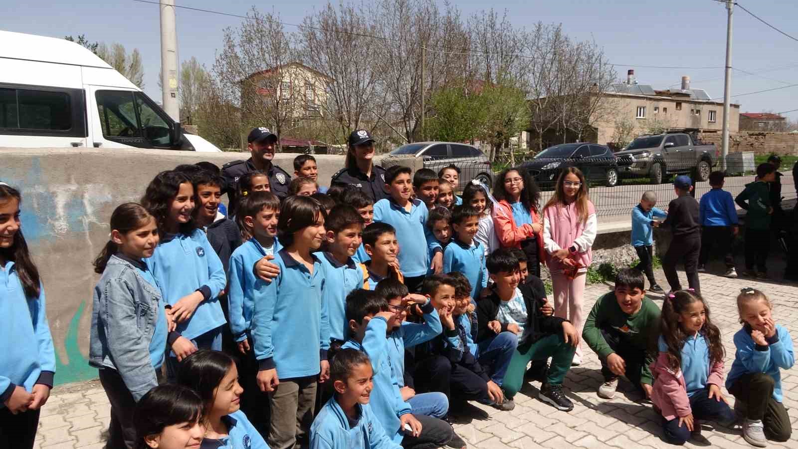 Tatvan&rsquo;da polis ekipleri 1 yılda 4 bin 250 &ouml;ğrenciye polislik mesleğini tanıttı
