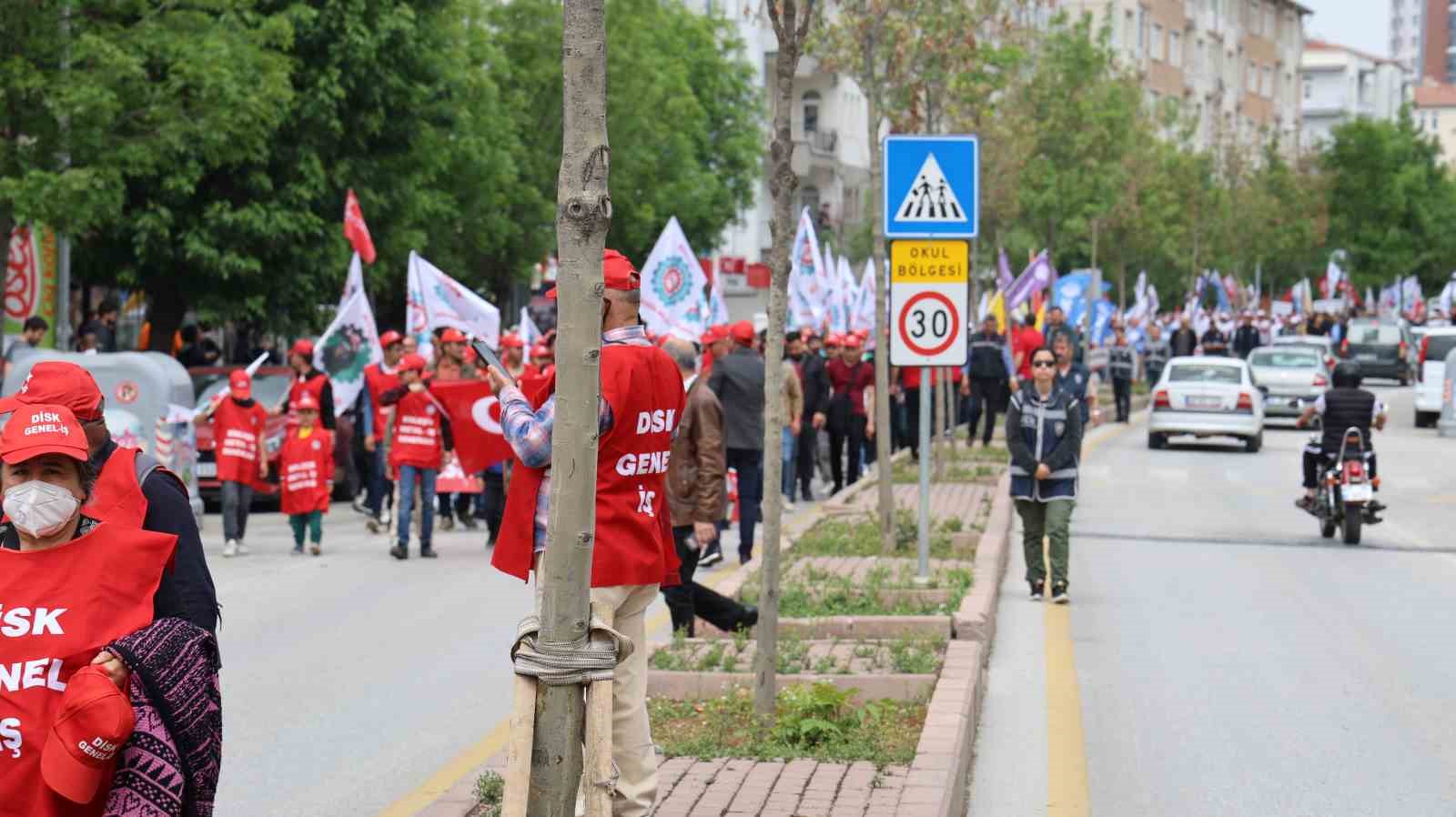 Kırşehir’de 1 Mayıs kutlamalarında pankartlardaki sopalar söküldü
