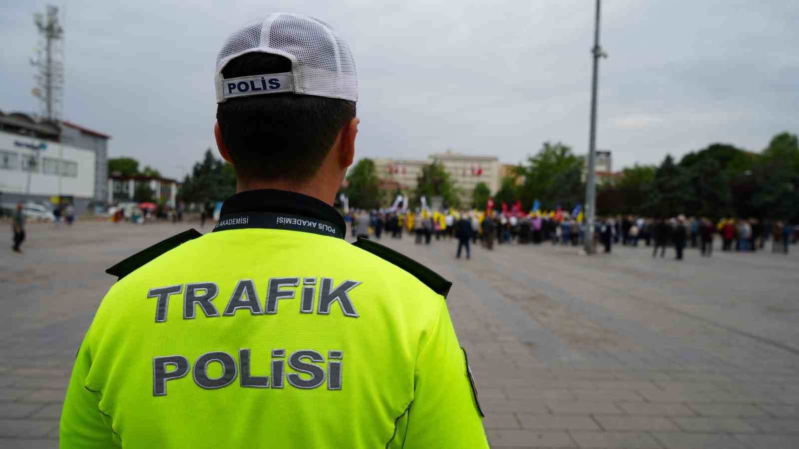 Bir tarafta kutlama, diğer tarafta ekmek parası: Onlar 1 Mayıs’ta da işinin başında