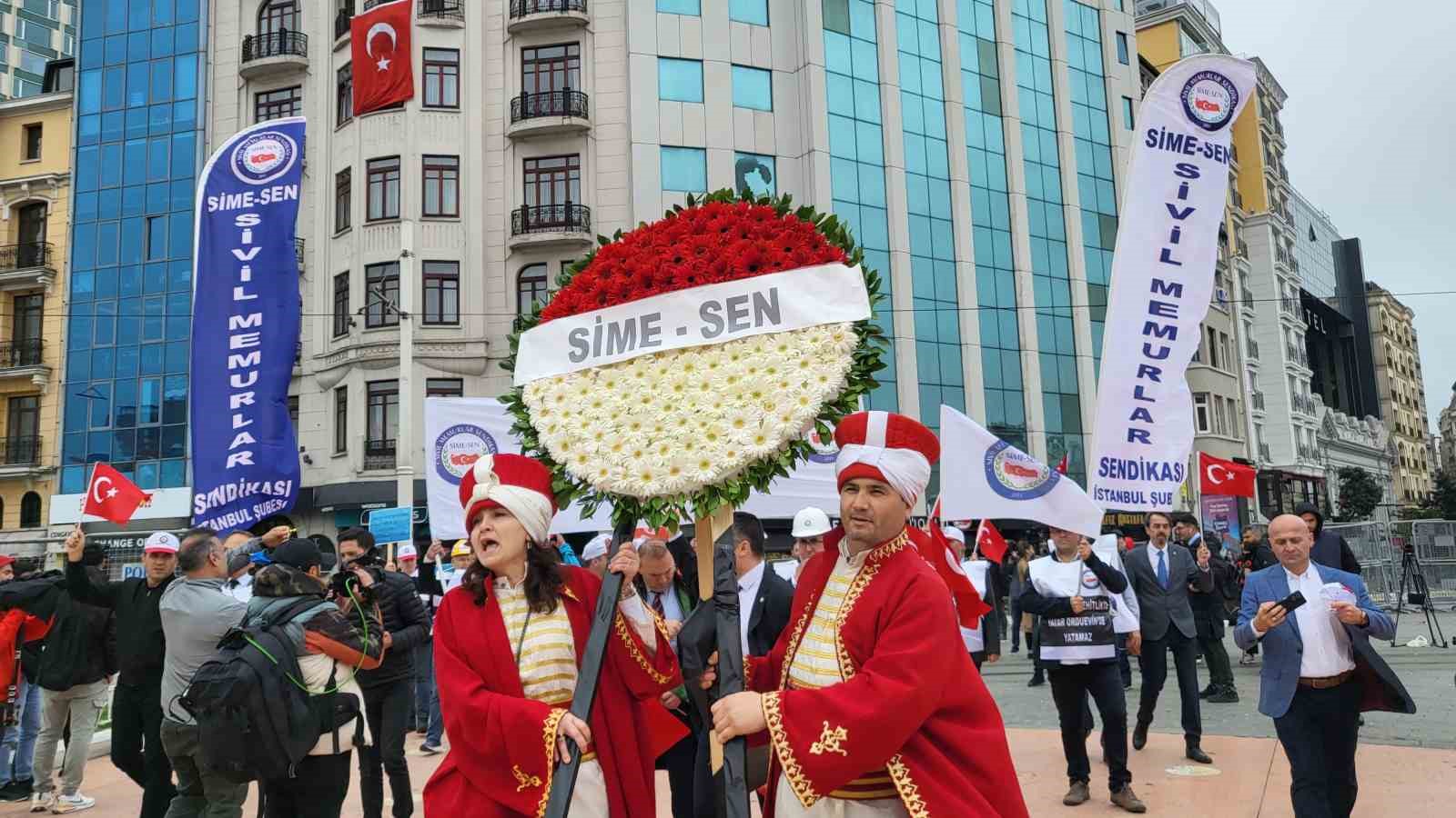 Mehter, aş&ccedil;ı, avukat kıyafeti giyen SİME-SEN &uuml;yeleri Taksim&rsquo;de

