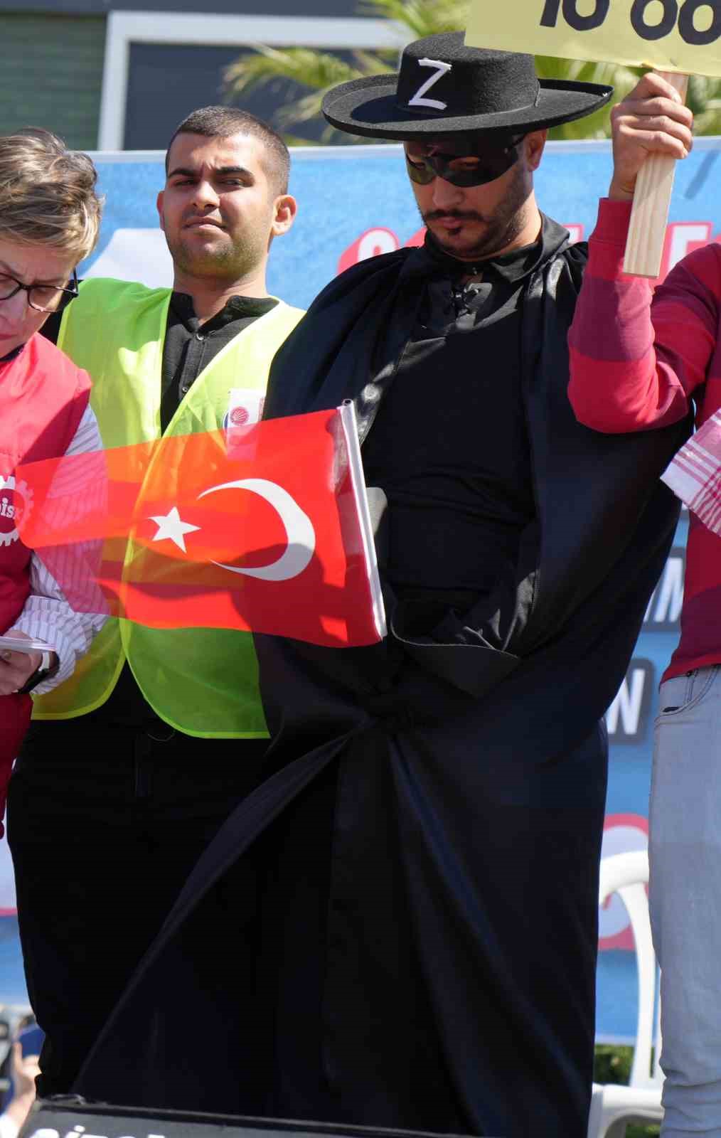 1 Mayıs kutlamalarına &ccedil;izgi film ve sinema kahramanı Zoro kıyafeti ile katıldı
